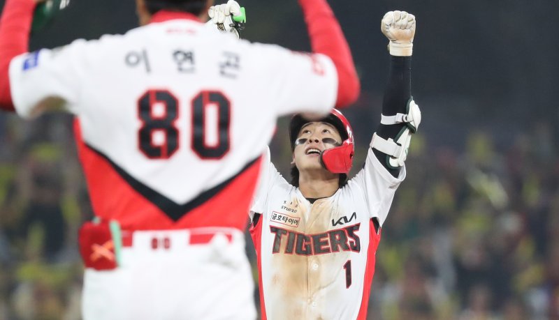 28일 오후 광주 기아챔피언스필드에서 열린 프로야구 '2024 신한 SOL 뱅크 KBO 포스트시즌' 한국시리즈 5차전 삼성 라이온즈와 KIA 타이거즈의 8회말 KIA 공격 1사 주자 1루 상황에서 KIA 박찬호가 1타점 2루타를 친 뒤 환호하고 있다. 2024.10.28/뉴스1 ⓒ News1 김기남 기자