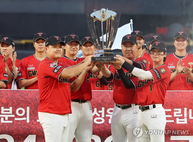 우승 트로피 든 KIA 우승 트로피 든 KIA (광주=연합뉴스) 조남수 기자 = KIA 이범호 감독과 나성범, 장현식, 박찬호 등 선수들이 25일 광주기아챔피언스필드에서 KBO로부터 전달받은 정규시즌 우승 트로피를 들고 기뻐하고 있다. 2024.9.25 iso64@yna.co.kr (끝)