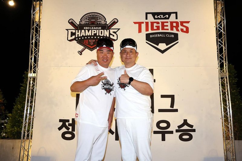 KIA 한국시리즈 직행 이끈 이범호 감독과 심재학 단장 KIA 한국시리즈 직행 이끈 이범호 감독과 심재학 단장 (서울=연합뉴스) 7년 만에 프로야구 한국시리즈에 직행한 KIA 타이거즈 선수단이 한가위 대보름달 아래서 '샴페인 샤워'로 정규리그 1위 확정을 자축했다. KIA 선수단은 17일 인천 SSG랜더스필드에서 경기 후 한국시리즈 직행 확정 세리머니를 한 뒤 곧바로 한강에 인접한 서울 서초구 세빛섬 마리나파크로 이동해 정규리그 우승 축승회를 열었다. 2024.9.17 [KIA 타이거즈 제공. 재판매 및 DB 금지] photo@yn