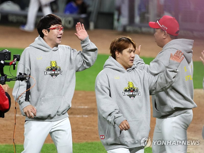 양현종과 하이 파이브 하는 이범호 감독 양현종과 하이파이브 하는 이범호 감독 (광주=연합뉴스) 조남수 기자 = 23일 광주 기아챔피언스필드에서 열린 2024 신한 SOL뱅크 KBO 포스트시즌 한국시리즈 2차전 삼성 라이온즈와 KIA 타이거즈의 경기. 8-3으로 완승을 한 KIA 이범호 감독이 승리투수 양현종과 하이파이브 하고 있다. 2024.10.23 iso64@yna.co.kr (끝)