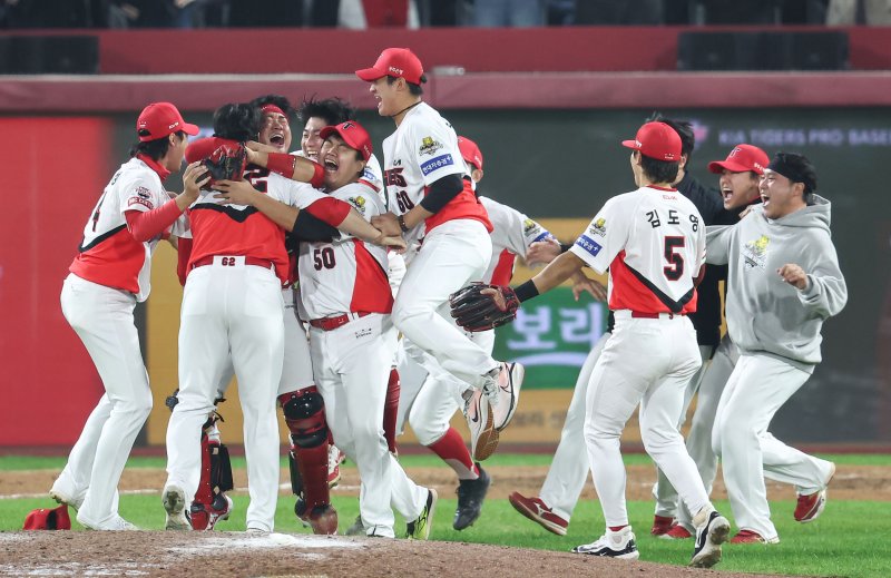 28일 광주 기아챔피언스필드에서 열린 프로야구 '2024 신한 SOL 뱅크 KBO 포스트시즌' 한국시리즈 5차전 삼성 라이온즈와 KIA 타이거즈의 경기, 7대5로 승리하며 우승을 차지한 KIA 선수들이 기쁨을 나누고 있다. 뉴스1