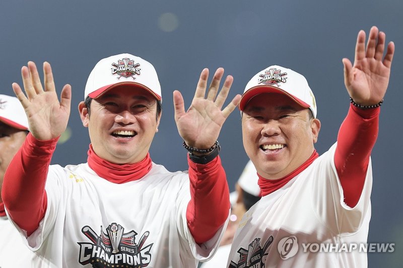 통합우승팀 감독과 수석코치 통합우승팀 감독과 수석코치 (광주=연합뉴스) 신현우 기자 = 28일 광주 기아챔피언스필드에서 2024 신한 SOL뱅크 KBO 포스트시즌 한국시리즈 우승팀 KIA 타이거즈 이범호 감독과 손승락 수석코치가 관중을 향해 손을 흔들고 있다. 2024.10.28 nowwego@yna.co.kr (끝)