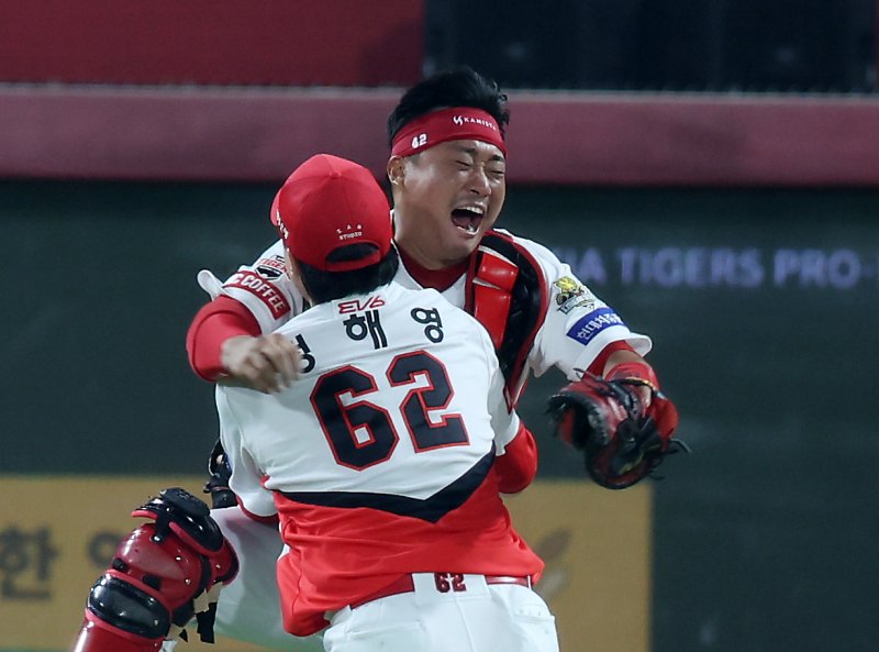 2024 KBO 포스트시즌 한국시리즈 5차전 삼성 라이온즈와 KIA 타이거즈의 경기에서 7-5로 승리하며 우승을 확정 지은 KIA 투수 정해영와 포수 김태군이 기뻐하고 있다. 뉴시스