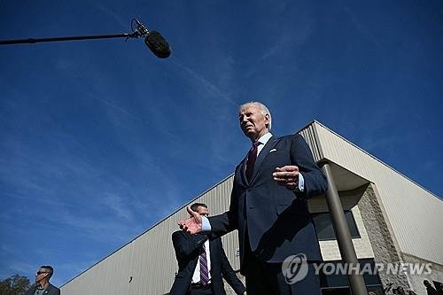 사전투표 후 취재진과 만난 조 바이든 미국 대통령 [AFP=연합뉴스. 재판매 및 DB 금지]