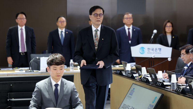 [서울=뉴시스] 김선웅 기자 = 이창용 한국은행 총재가 14일 서울 중구 한국은행 본부에서 열린 국회 기획재정위원회의 한국은행에 대한 국정감사에 출석해 증인 선서를 마친 뒤 선서문을 제출하기 위해 이동하고 있다. 2024.10.14. mangusta@newsis.com