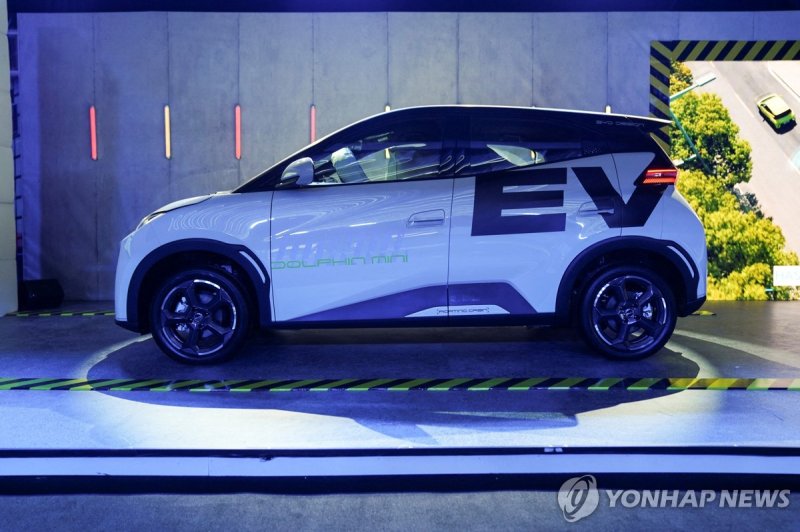 지난 2월 멕시코시티에서 출시 행사를 한 비야디 소형 전기차 '돌핀 미니' FILE PHOTO: The BYD EV Dolphin Mini is displayed as the Chinese electric-vehicle producer announces the launch of the low-cost EV in Mexico City, Mexico February 28, 2024. REUTERS/Toya Sarno Jordan/File Photo