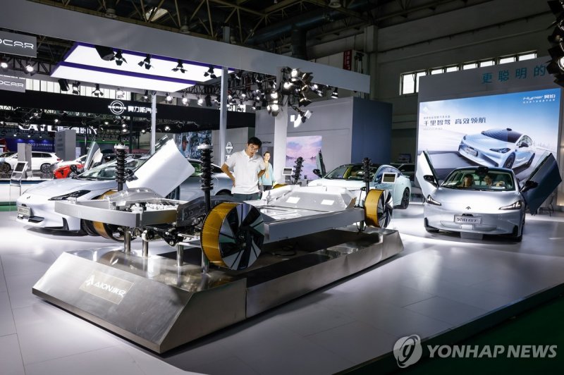 2023년 9월 베이징에서 열린 지능형 커넥티드카 전시회 epa10879857 A man looks at the chassis of an Aion Hyper GT electric vehicle at the China International New Energy and Intelligent Connected Vehicles Exhibition in Beijing, China, 24 September 20203. The exhibition features the latest models of cars, artificial intelli