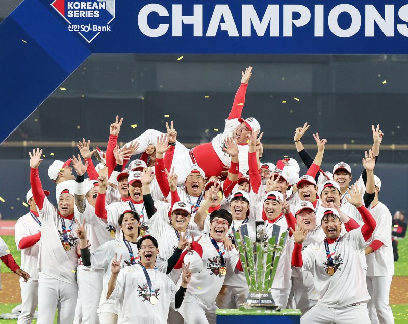 28일 오후 광주 기아챔피언스필드에서 열린 프로야구 '2024 신한 SOL 뱅크 KBO 포스트시즌' 한국시리즈 5차전 삼성 라이온즈와 KIA 타이거즈의 경기에서 7대5로 승리하며 통합 우승을 차지한 KIA 이범호 감독이 선수들에게 헹가래를 받고 있다. 2024.10.28/뉴스1 ⓒ News1 장수영 기자