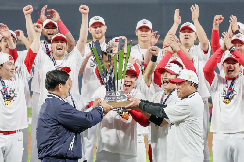 28일 오후 광주 기아챔피언스필드에서 열린 프로야구 '2024 신한 SOL 뱅크 KBO 포스트시즌' 한국시리즈 5차전 삼성 라이온즈와 KIA 타이거즈의 경기에서 7대5로 승리하며 시리즈 전적 4대1로 통합 우승을 차지한 KIA 이범호 감독 및 선수들이 우승 트로피를 들고 환호하고 있다. 2024.10.28/뉴스1 ⓒ News1 장수영 기자