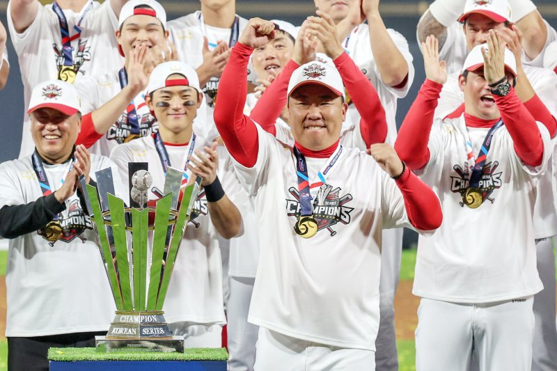 28일 오후 광주 기아챔피언스필드에서 열린 프로야구 '2024 신한 SOL 뱅크 KBO 포스트시즌' 한국시리즈 5차전 삼성 라이온즈와 KIA 타이거즈의 경기에서 7대5로 승리하며 통합 우승을 차지한 KIA 이범호 감독이 주먹을 불끈 쥐고 있다. 2024.10.28/뉴스1 ⓒ News1 장수영 기자