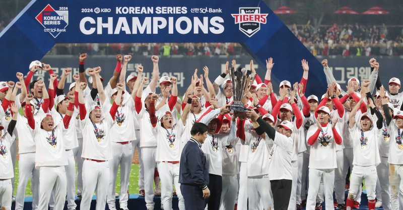 28일 오후 광주 기아챔피언스필드에서 열린 프로야구 '2024 신한 SOL 뱅크 KBO 포스트시즌' 한국시리즈 5차전 삼성 라이온즈와 KIA 타이거즈의 경기 우승 트로피 시상식에서 KIA 이범호 감독과 선수들이 우승 트로피를 들고 환호하고 있다. 2024.10.28/뉴스1 ⓒ News1 임세영 기자