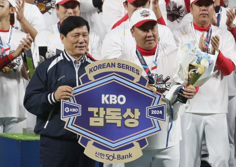 28일 오후 광주 기아챔피언스필드에서 열린 프로야구 '2024 신한 SOL 뱅크 KBO 포스트시즌' 한국시리즈 5차전 삼성 라이온즈와 KIA 타이거즈의 경기 우승 트로피 시상식에서 KIA 이범호 감독이 감독상을 수상하고 있다. 2024.10.28/뉴스1 ⓒ News1 임세영 기자