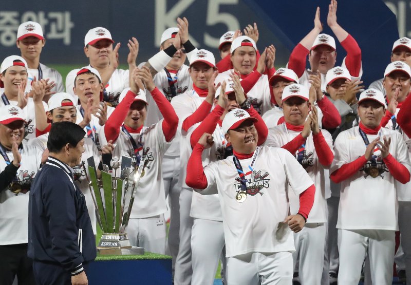 28일 오후 광주 기아챔피언스필드에서 열린 프로야구 '2024 신한 SOL 뱅크 KBO 포스트시즌' 한국시리즈 5차전 삼성 라이온즈와 KIA 타이거즈의 경기 우승 트로피 시상식에서 KIA 이범호 감독과 선수들이 환호하고 있다. 2024.10.28/뉴스1 ⓒ News1 임세영 기자