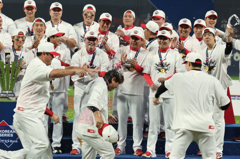 28일 오후 광주 기아챔피언스필드에서 열린 프로야구 '2024 신한 SOL 뱅크 KBO 포스트시즌' 한국시리즈 삼성 라이온즈와 기아 타이거즈의 경기를 마친 뒤 한국시리즈 MVP 차지한 김선빈이 동료들로부터 물세례를 받고 있다. 2024.10.28/뉴스1 ⓒ News1 장수영 기자