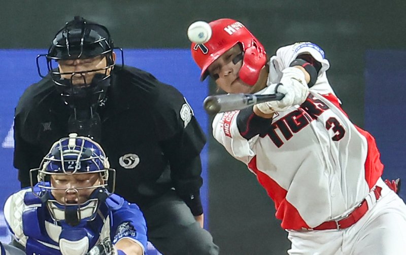 28일 오후 광주 북구 기아챔피언스필드에서 열린 프로야구 '2024 신한 SOL 뱅크 KBO 포스트시즌' 한국시리즈 5차전 삼성 라이온즈와 기아 타이거즈의 경기, 4회말 2사 주자없는 상황에서KIA 김선빈이 안타를 치고 있다. 2024.10.28/뉴스1 ⓒ News1 김도우 기자