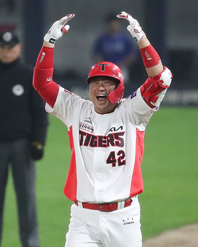 28일 오후 광주 기아챔피언스필드에서 열린 프로야구 '2024 신한 SOL 뱅크 KBO 포스트시즌' 한국시리즈 5차전 삼성 라이온즈와 KIA 타이거즈의 경기, 6회말 1사 1,3루 상황 KIA 김태군이 삼성 임창민을 상대로 1타점 적시 내야안타를 치고 환호하고 있다. 2024.10.28/뉴스1 ⓒ News1 임세영 기자