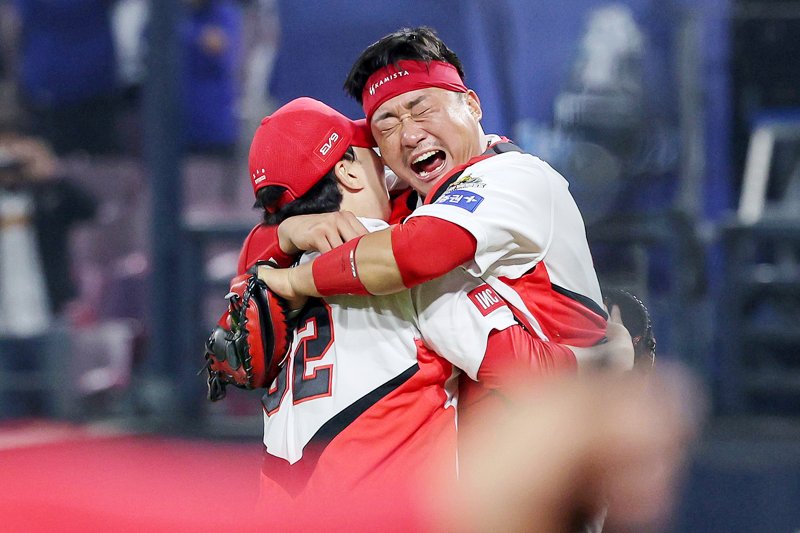 28일 오후 광주 기아챔피언스필드에서 열린 프로야구 '2024 신한 SOL 뱅크 KBO 포스트시즌' 한국시리즈 5차전 삼성 라이온즈와 KIA 타이거즈의 경기에서 7대5로 승리하며 통합 우승을 차지한 KIA 마무리 정해영과 포수 김태군이 얼싸안으며 기뻐하고 있다. 2024.10.28/뉴스1 ⓒ News1 장수영 기자