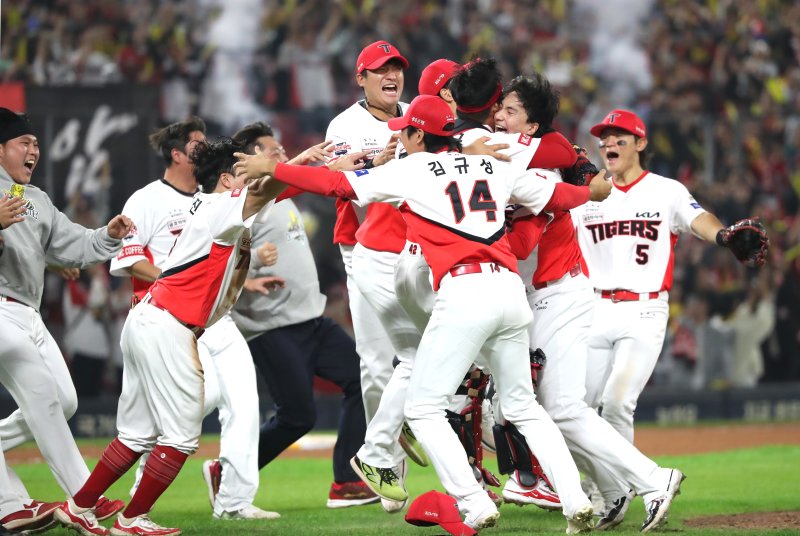 28일 오후 광주 기아챔피언스필드에서 열린 프로야구 '2024 신한 SOL 뱅크 KBO 포스트시즌' 한국시리즈 5차전 삼성 라이온즈와 KIA 타이거즈의 경기에서 7대5로 승리하며 통합 우승을 차지한 KIA 선수들이 환호하고 있다. 2024.10.28/뉴스1 ⓒ News1 김기남 기자