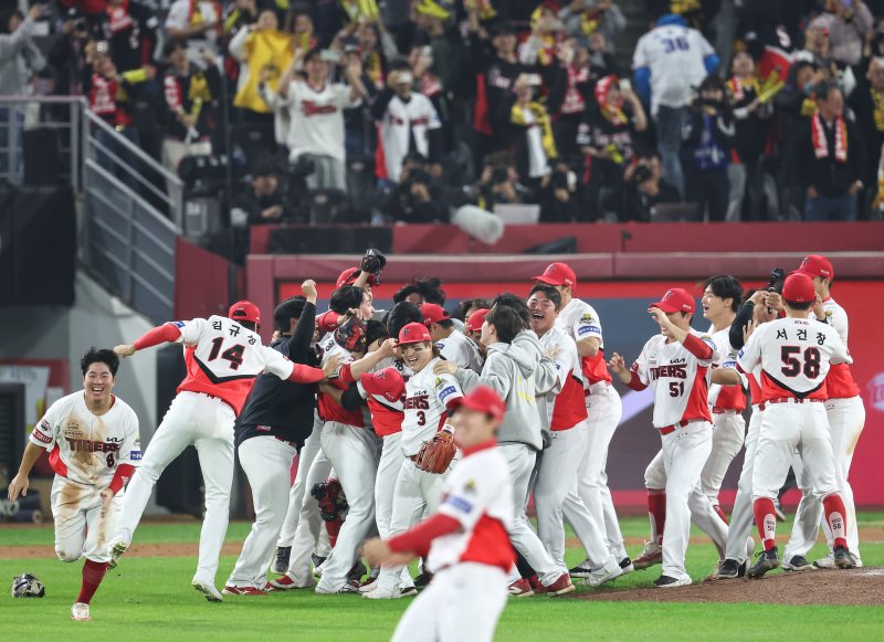 28일 오후 광주 북구 기아챔피언스필드에서 열린 프로야구 '2024 신한 SOL 뱅크 KBO 포스트시즌' 한국시리즈 5차전 삼성 라이온즈와 KIA 타이거즈의 경기, 7대5로 승리하며 우승을 차지한 KIA 선수들이 기쁨을 나누고 있다. 2024.10.28/뉴스1 ⓒ News1 김도우 기자