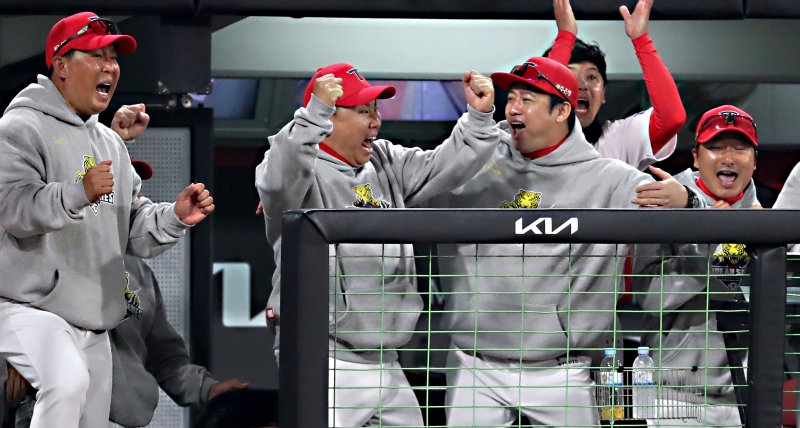 28일 오후 광주 북구 기아챔피언스필드에서 열린 프로야구 '2024 신한 SOL 뱅크 KBO 포스트시즌' 한국시리즈 5차전 삼성 라이온즈와 KIA 타이거즈의 경기에서 KIA 이범호 감독이 우승을 결정지으며 환호하고 있다. 2024.10.28/뉴스1 ⓒ News1 김기남 기자