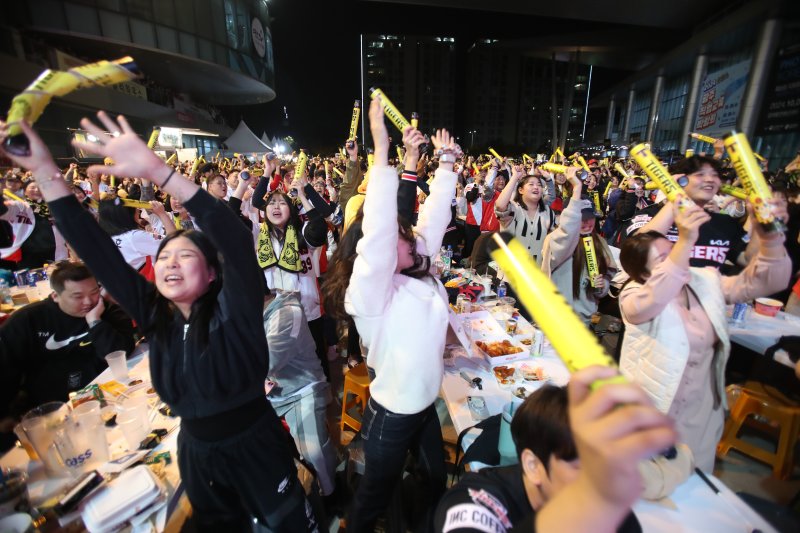 28일 오후 광주 김대중컨벤션센터 야외광장에서 KIA 타이거즈 팬들이 '2024 신한 SOL 뱅크 KBO 포스트시즌' 한국시리즈 우승을 축하하고 있다. 2024.10.28/뉴스1 ⓒ News1 박준배 기자