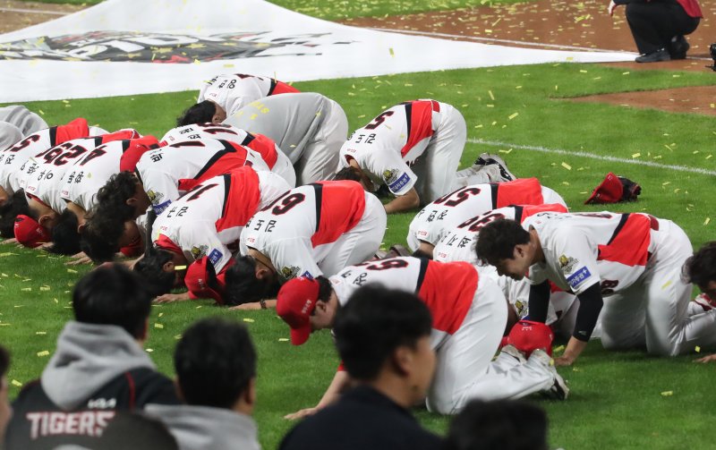 28일 오후 광주 기아챔피언스필드에서 열린 프로야구 '2024 신한 SOL 뱅크 KBO 포스트시즌' 한국시리즈 5차전 삼성 라이온즈와 KIA 타이거즈의 경기에서 7대5로 승리하며 시리즈 전적 4대1로 통합 우승을 차지한 KIA 선수들이 팬들에게 큰절을 하고 있다. 2024.10.28/뉴스1 ⓒ News1 임세영 기자
