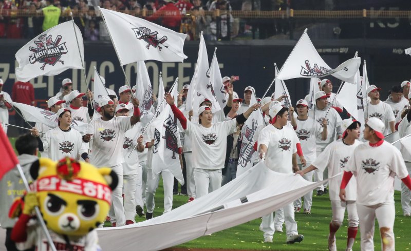 28일 오후 광주 기아챔피언스필드에서 열린 프로야구 '2024 신한 SOL 뱅크 KBO 포스트시즌' 한국시리즈 5차전 삼성 라이온즈와 KIA 타이거즈의 경기에서 7대5로 승리하며 시리즈 전적 4대1로 통합 우승을 차지한 KIA 선수들이 세리머니를 하고 있다. 2024.10.28/뉴스1 ⓒ News1 임세영 기자