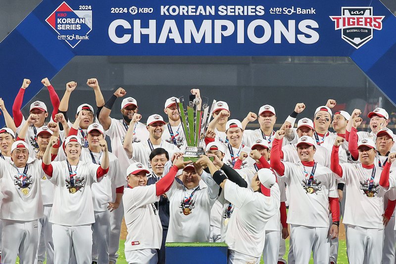 28일 오후 광주 기아챔피언스필드에서 열린 프로야구 '2024 신한 SOL 뱅크 KBO 포스트시즌' 한국시리즈 5차전 삼성 라이온즈와 KIA 타이거즈의 경기에서 7대5로 승리하며 시리즈 전적 4대1로 통합 우승을 차지한 KIA 이범호 감독 및 선수들이 우승 트로피를 들고 환호하고 있다. 2024.10.28/뉴스1 ⓒ News1 장수영 기자