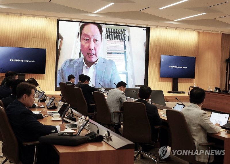 지난 6월 SK 경영전략회의서 오프닝 스피치 하는 최태원 회장 경영전략회의서 오프닝 스피치 하는 최태원 회장 (서울=연합뉴스) SK그룹이 지난 28일부터 29일까지 경기 이천시 SKMS연구소에서 '경영전략회의'를 열었다고 30일 밝혔다. 사진은 최태원 SK 회장이 경영전략회의에 화상으로 참석해 오프닝 스피치를 하는 모습. 2024.6.30 [SK 수펙스추구협의회 제공. 재판매 및 DB 금지] photo@yna.co.kr (끝)