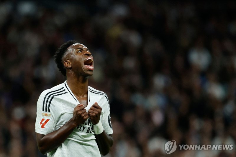 비니시우스 주니오르 TOPSHOT - Real Madrid's Brazilian forward #07 Vinicius Junior reacts during the Spanish league football match between Real Madrid CF and FC Barcelona at the Santiago Bernabeu stadium in Madrid on October 26, 2024. (Photo by OSCAR DEL POZO / AFP)