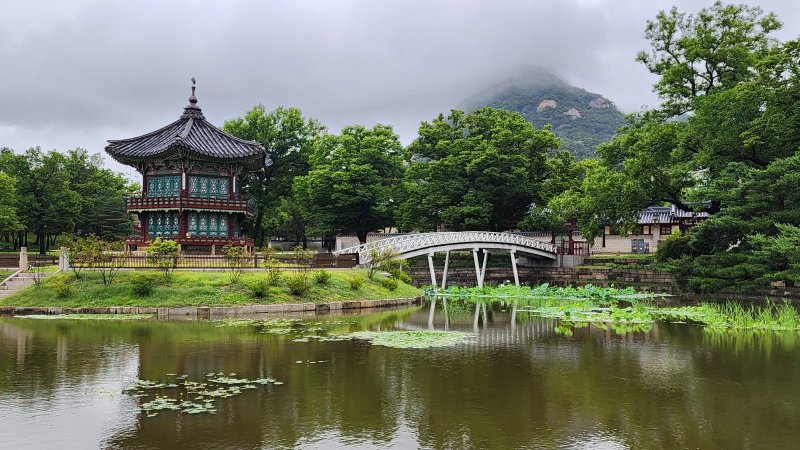 서울 경복궁 내 건청궁과 향원정. 국가유산청 제공