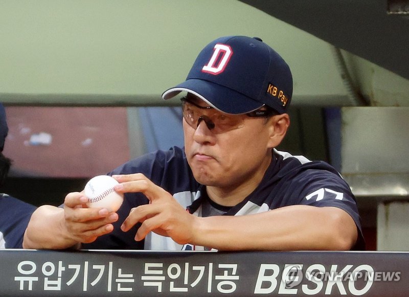 경기 지켜보는 이승엽 감독 경기 지켜보는 이승엽 감독 (광주=연합뉴스) 조남수 기자 = 1일 광주기아챔피언스필드에서 열린 프로야구 두산 베어스와 KIA 타이거즈의 경기. 두산 이승엽 감독이 3회말 수비를 지켜보고 있다. 2024.8.1 iso64@yna.co.kr (끝)
