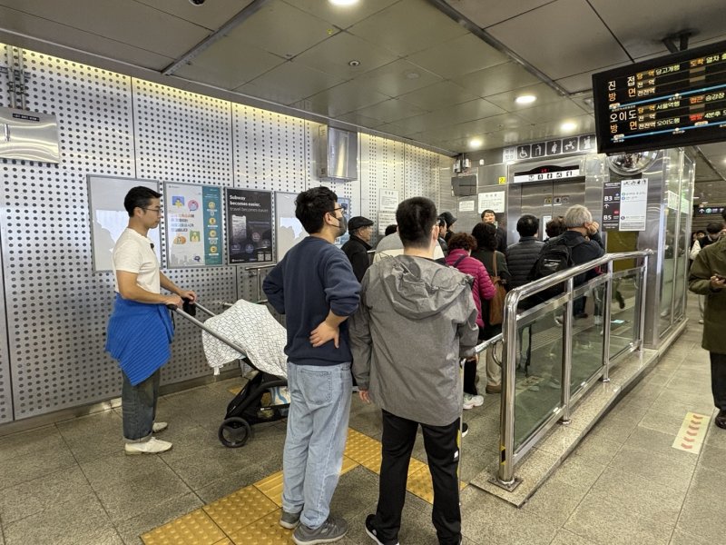 배 씨가 동대문역사문화공원에서 4호선 환승을 위해 타야 하는 엘리베이터를 기다리는 모습.
