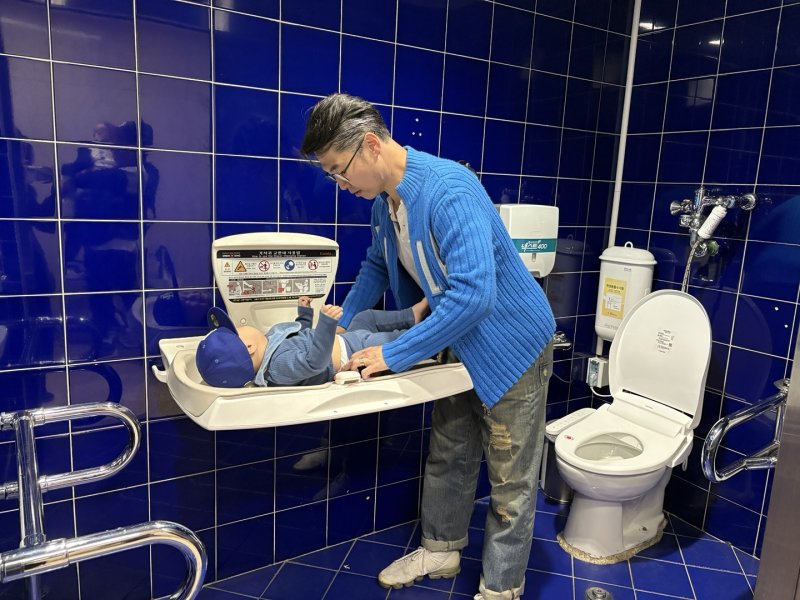 배 씨가 아이의 기저귀를 갈고 있다.