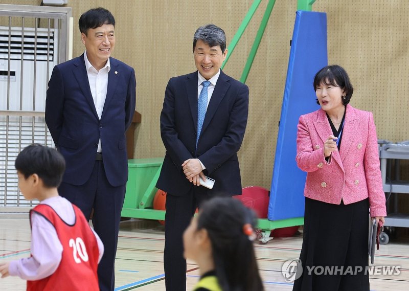 이주호 사회부총리 겸 교육부 장관이 지난 10월 21일 오후 부산 양정초등학교를 찾아 늘봄학교(놀이체육) 현장을 살펴보고 있다. 연합뉴스