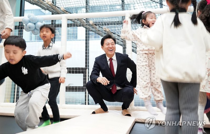 오세훈 서울시장이 서울 동작구 스페이스살림 내 서울형키즈카페 시립1호점에서 열린 개관식에서 놀이를 즐기는 아이들을 지켜보고 있다. 서울시 제공