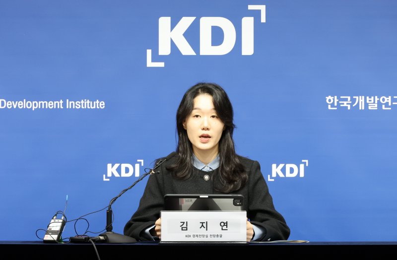[세종=뉴시스] 강종민 기자 = 김지연 KDI 전망총괄이 29일 세종시 정부세종청사에서 '온라인 소비 확대가 물가와 고용에 미치는 영향'에 대해 발표하고 있다. 2024.10.29. ppkjm@newsis.com