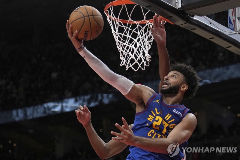 레이업하는 저말 머리 Denver Nuggets guard Jamal Murray (27) scores the tying basket against the Toronto Raptors during second-half NBA basketball game action in Toronto, Monday, Oct. 28, 2024. (Nathan Denette/The Canadian Press via AP) MANDATORY CREDIT