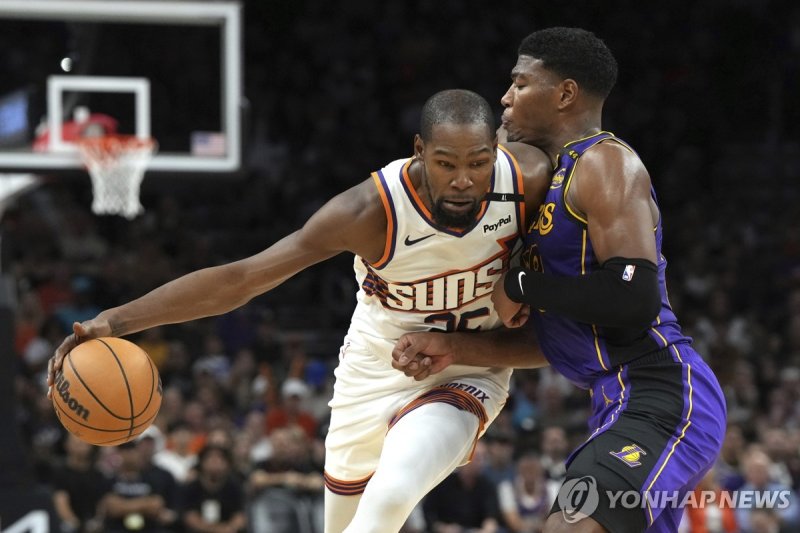 공격하는 케빈 듀랜트 Phoenix Suns forward Kevin Durant (35) drives against Los Angeles Lakers forward Rui Hachimura, right, during the first half of an NBA basketball game, Monday, Oct. 28, 2024, in Phoenix. (AP Photo/Rick Scuteri)