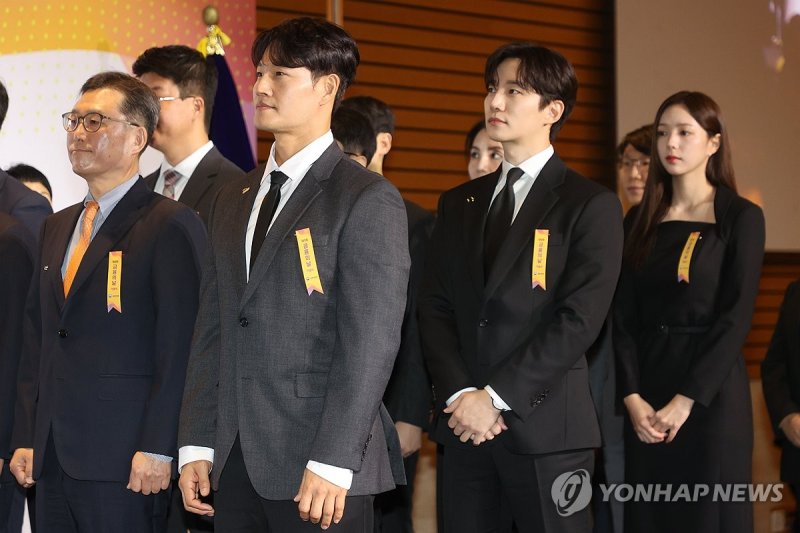 김종국·이준호·채수빈 '금융의 날' 정부 표창 김종국·이준호·채수빈 '금융의 날' 정부 표창 (서울=연합뉴스) 류효림 기자 = 29일 서울 여의도 FKI타워에서 열린 제9회 '금융의 날' 기념식에 가수 김종국, 이준호, 배우 채수빈이 참석하고 있다. 2024.10.29 ryousanta@yna.co.kr (끝)
