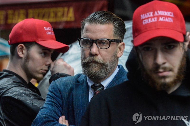 "미국이 다시 증오하게"…美대선앞 극우간판 트럼프 지지 재확인 NEW YORK, NY - MAY 25: Activist Gavin McInnes takes part in an Alt Right protest of Muslim Activist Linda Sarsour on May 25, 2017 in New York City. Stephanie Keith/Getty Images/AFP == FOR NEWSPAPERS, INTERNET, TELCOS & TELEVISION USE ONLY ==