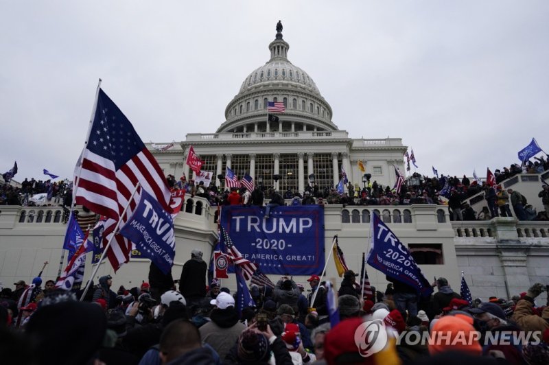 "미국이 다시 증오하게"…美대선앞 극우간판 트럼프 지지 재확인 epa08923660 Pro-Trump protesters storm the grounds of the US Capitol, in Washington, DC, USA, 06 January 2021. Various groups of Trump supporters have broken into the US Capitol and rioted as Congress prepares to meet and certify the results of the 2020 US Presiden