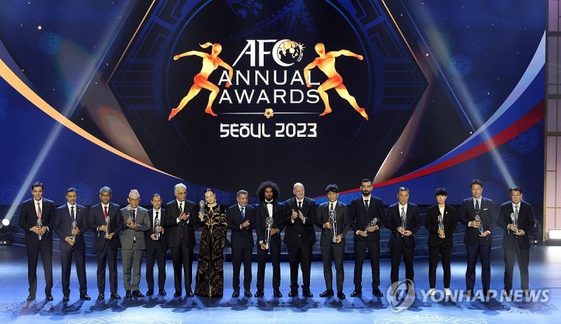 올해의 AFC 수상자들 올해의 AFC 수상자들 (서울=연합뉴스) 한상균 기자 = 29일 서울 경희대학교에서 열린 AFC 2023년도 연간 시상식에서 수상자들이 기념촬영을 하고 있다. 2024.10.29 xyz@yna.co.kr (끝)