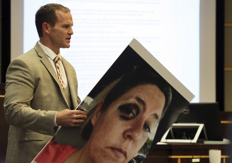 [美 플로리다=AP/뉴시스]검사 데이브 카차토레 주니어가 지난 25일 미국 플로리다 올랜도 오렌지 카운티 법원에서 피고 사라 분이 재판 중 최종 변론을 하는 동안 증거로 사진을 공개하고 있다. 분은 집에서 남자 친구를 가방에 집어넣은 후 숨지게 내버려둔 혐의로 기소됐다. 2024.10.29.