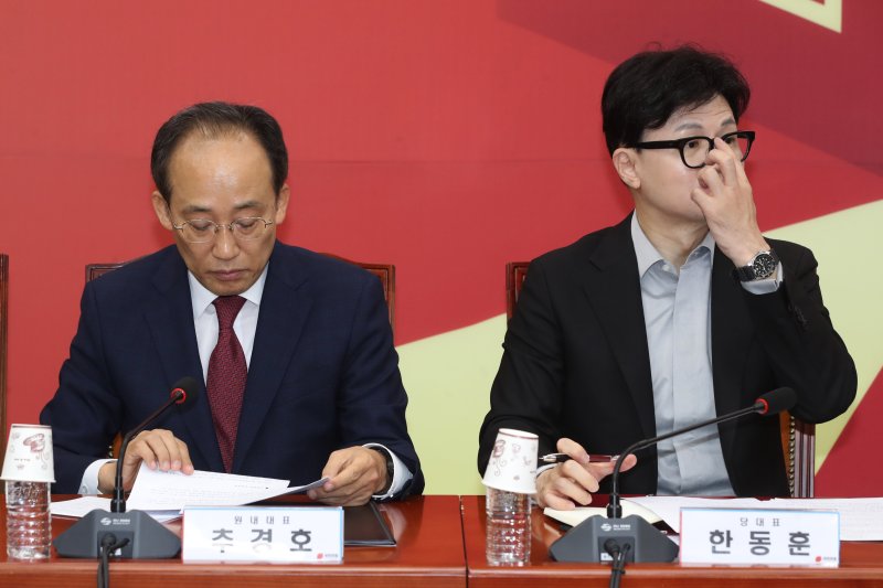 한동훈 국민의힘 대표와 추경호 원내대표가 28일 오전 서울 여의도 국회에서 열린 최고위원회의에 참석해 나란히 앉아 있다. 2024.10.28/뉴스1 ⓒ News1 이광호 기자
