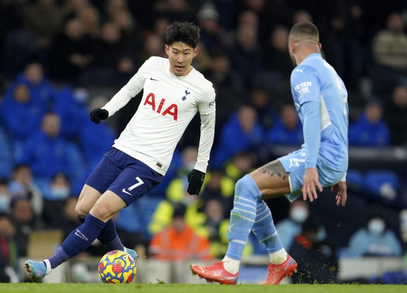 [맨체스터=AP/뉴시스] 토트넘 홋스퍼의 손흥민(왼쪽)이 지난 2022년 2월19일(현지시간) 영국 맨체스터의 에티하드 스타디움에서 열린 2021~22시즌 잉글랜드 프리미어리그(EPL) 26라운드 맨체스터와의 경기에 선발 출전해 공을 다투고 있다. 손흥민은 2개의 도움을 기록했고 토트넘은 해리 케인의 멀티 골과 데얀 클루세브스키의 1골 1도움 활약으로 맨시티를 3-2로 꺾었다. 2022.02.20.