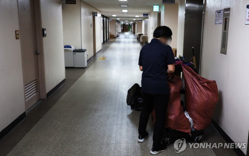 행안부 공무직 정년 만 65세로 연장 행안부 공무직 정년 만 65세로 연장 (서울=연합뉴스) 최재구 기자 = 21일 서울 종로구 정부서울청사에서 공무직근로자가 업무에 임하고 있다. 행정안전부는 행정안전부와 소속기관에서 근무하는 공무직 근로자의 정년이 만 60세에서 최대 만 65세로 연장하는 내용의 '행안부 공무직 등에 관한 운영 규정'을 최근 시행해 운영하고 있다고 20일 밝혔다. 2024.10.21 jjaeck9@yna.co.kr (끝)