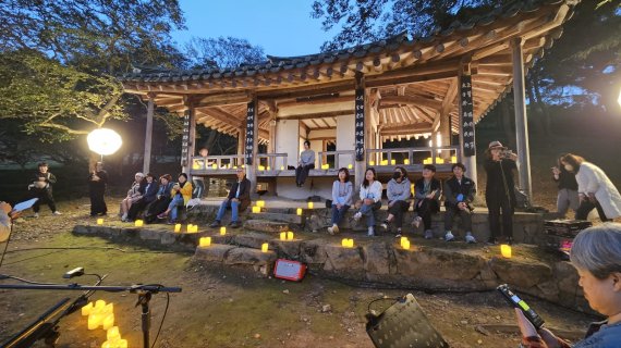 한국수목원정원관리원이 이달 10월 개최한 ‘정원문화 산책 프로그램’에서 참가자들이 정원 문화 해설가의 설명을 듣고 있다.