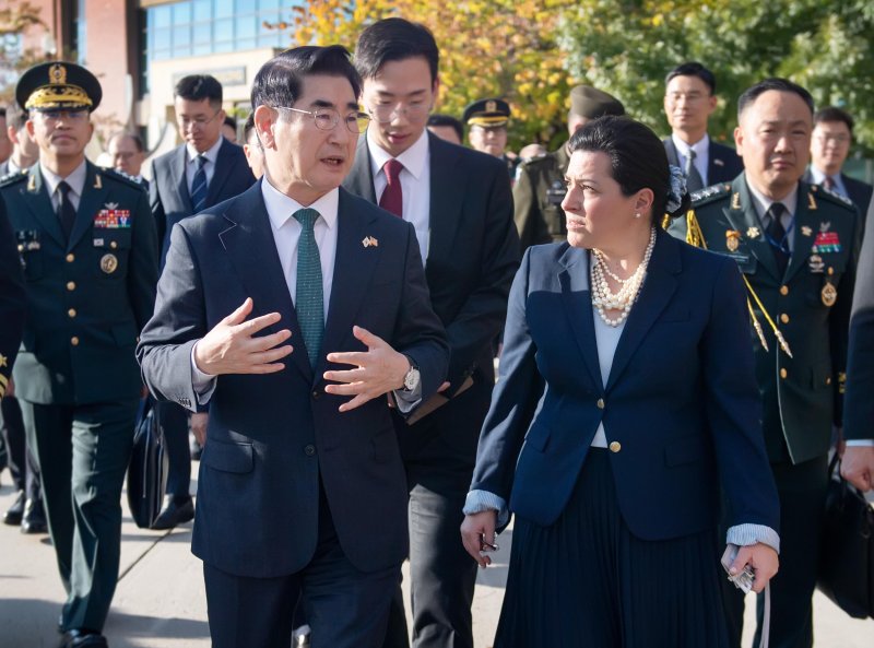 제56차 한미안보협의회(SCM) 참석차 미국 워싱턴 D.C.를 방문 중인 김용현 국방부장관이 29일(현지시각) 미 해군 해양시스템사령부(NAVSEA)에서 안 볼판테 게브하르트 미 해군성 차관보와 협력 방안을 논의하고 있다. 사진=국방부 제공