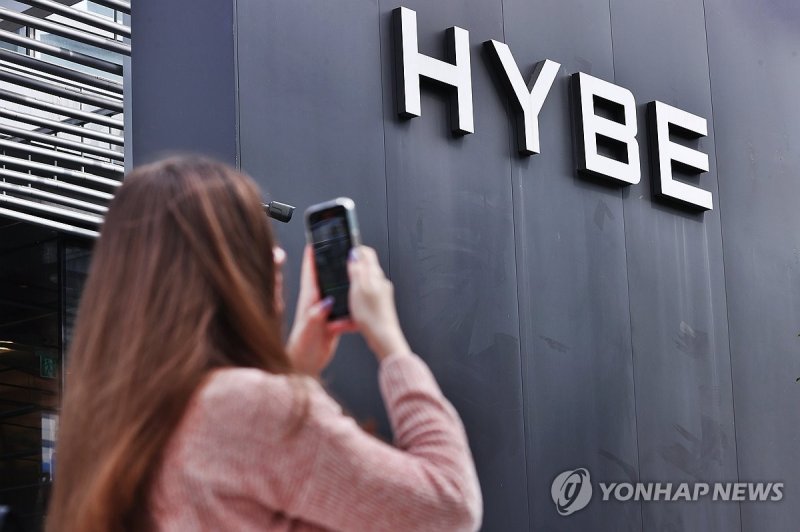 하이브 사옥 뉴진스 하이브에 최후통첩 디데이 (서울=연합뉴스) 진연수 기자 = 그룹 뉴진스 멤버들이 하이브에 민희진 전 어도어 대표 복귀를 요구하며 제시한 시한인 25일 서울 용산구 하이브 사옥 앞에서 팬이 사진을 찍고 있다. 2024.9.25 jin90@yna.co.kr (끝)